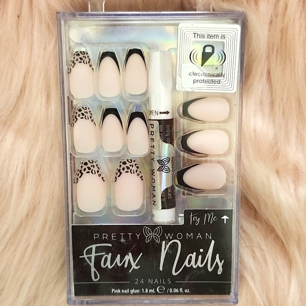 Brand New Pretty Woman Faux Nails-M